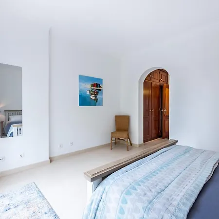 Sunny & Light 2-bedroom Appartement